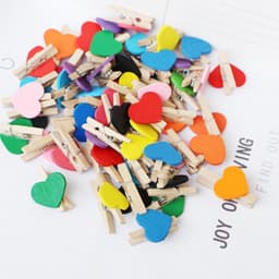 50 houten hartvormige wasknijpers - Mini hartvormige fotoclips - Kleurrijke kleine wasknijpers - Geschikt voor knutselwerkjes, het ophangen van foto's - Perfect voor het tentoonstellen van foto's op bruiloften — thumbnail 2