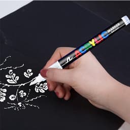 2 stuks witte textielstiften, wasmachinebestendig, zachte stift, 1-5 mm, textielmarkers, lichtechte en watervaste stiften, textielverf, permanente textielstiften voor T-shirt, stoffen zakjes — thumbnail 4