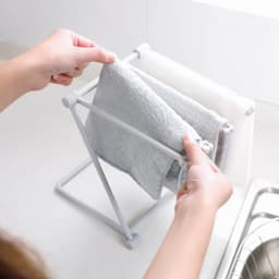 Vouwbare verticale handdoekstandaard met 4 armen voor het drogen en opbergen van keukendoeken in lichtgrijs — thumbnail 5