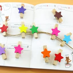 Dailygoods- Wasknijpers 50 Stuks - Sterren Houten Wasknijpers - Mini Clips - Kleurrijke Fotoclips - Ambachtelijke Decoratie - Afmetingen 3 x 0,4 cm - Decoratieclips — thumbnail 5