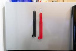 Zak Snijder - Opener Squeezer - Voedselresten Verminderen - Inclusief Ketting Zuignap - 2 Stuks - Zwart Rood — thumbnail 4