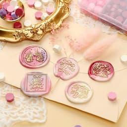 Set van 600 Stukjes Lijmwas in 24 Kleuren met Octagonale Wasbolletjes, Inclusief 2 Theelichten en 1 Smeltlepel voor het Sealen en Versieren van Brieven — thumbnail 2