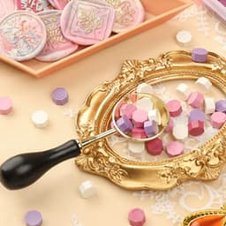 Set van 600 Stukjes Lijmwas in 24 Kleuren met Octagonale Wasbolletjes, Inclusief 2 Theelichten en 1 Smeltlepel voor het Sealen en Versieren van Brieven — thumbnail 3