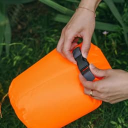 4L Dry Bag Waterdichte tas, ultralichte pakzak, 210T polyester, tegen water, stof, zand, plunjezak, waterdicht, voor kamperen, wandelen, strand en outdoor, reizen, oranje-rood — thumbnail 5