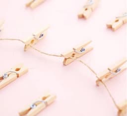 Premium - Blauwe Kleine houten mini knijpers - 20 STUKS - Blauw - Knijpertjes - Fotoknijpers - Geboorte wasknijpers - 2.5 CM - Foto knijpers - Knijper om foto's aan op te hangen - Fotohouder - Knijpers - Wasknijpers - Kerstkaart hangers - Pola — thumbnail 4