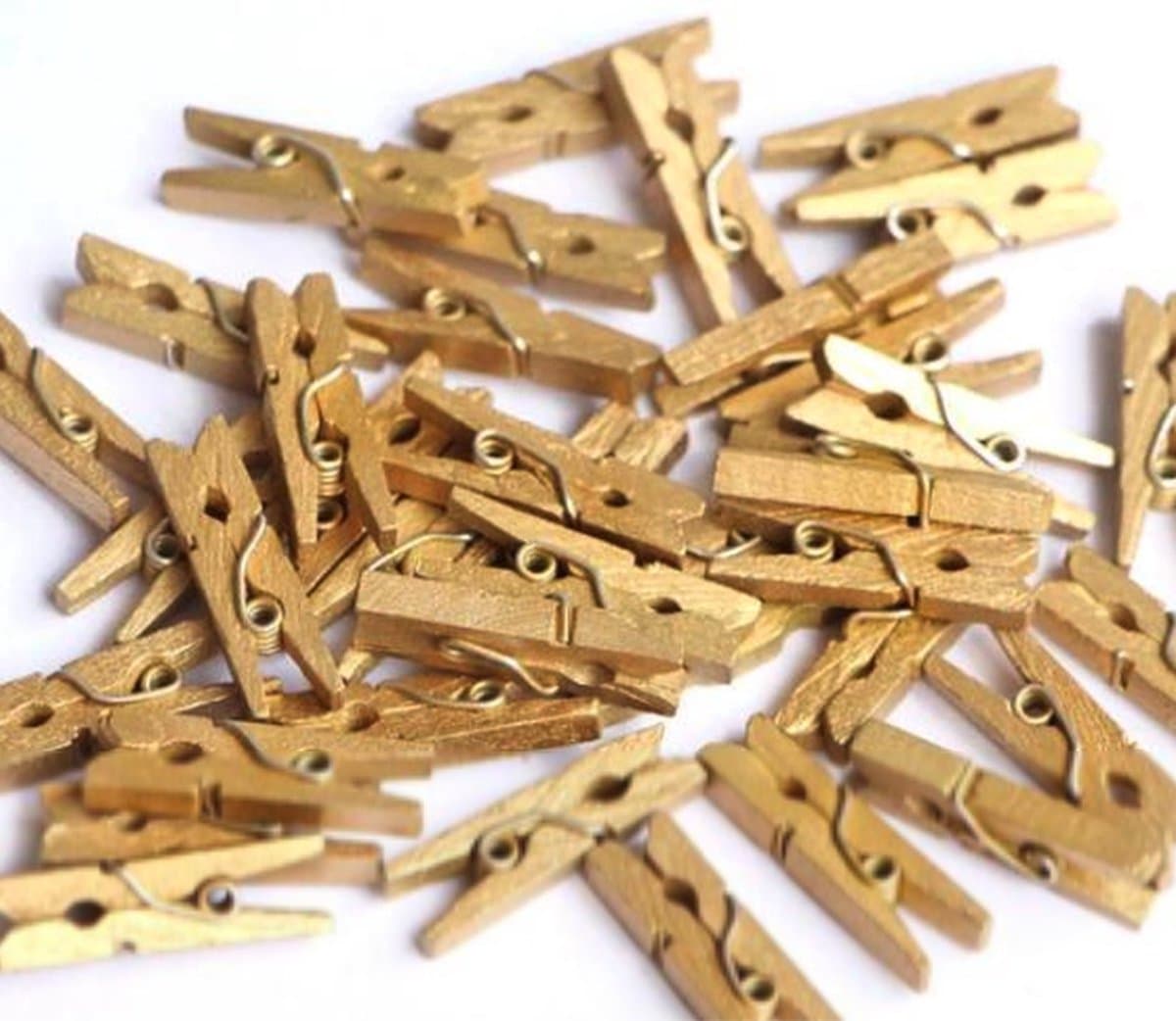 Kleine houten mini knijpers - 50 STUKS - Goud - Knijpertjes - Fotoknijpers - Geboorte wasknijpers - 2.5 CM - Kaartknijpers - Foto knijpers - Knijper om foto's aan op te hangen - Fotohouder - Knijpers - Wasknijpers - Kerstkaart hangers - Decoratie — afbeelding 1