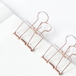 Goodivery ® staartklemmen, 30 stuks, vouwback-klemmen, voor fotowand, draadgaas, 2 verschillende maten (roségoud, goud) — thumbnail 4