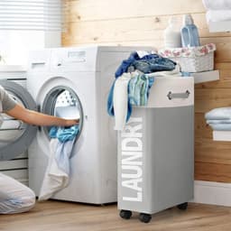 Mrs. Jones Extra Smal Inklapbare Wasmand met Wielen - Opvouwbare Dunne Wasmand met Handvat - Praktische Opbergbox voor Slaapkamers en Wasruimte - 45L - Wit + Lichtgrijs o2 . — thumbnail 4
