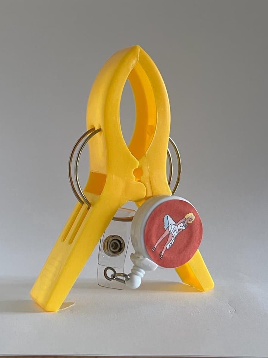 Anti-slipclip - Anti Slip Clip - Geel - Fiets - Fietsclip - Opwaaiende Rokjes - Jurkjes - Fietsclip - Rokjesclip - Poncho's - Slipclip — afbeelding 1
