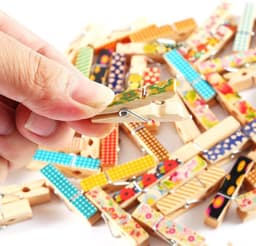 Mini Houten Knijpers - Knutselpinnen Decoratie - Foto's Ophangen - Stevige Draadveer - 50 Stuks - Veelkleurig — thumbnail 3