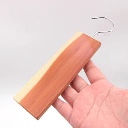 Natuurlijke Cederhouten Hangende Blokken voor Kasten en Kleding - Mottendoder en Geurverfrisser voor Lades en Kledingkasten - 4 Stuks tegen Motten en Geurtjes — thumbnail 3