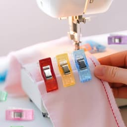 Verpakking van 80 plastic naaiclips, multifunctionele ABS-bijlvormige klemmen met maatverdeling, clips voor quilten, breien, haken en knutselen, ophangclips voor stof, papier en banden. — thumbnail 4