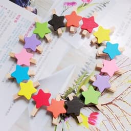 Wasknijpers 50 Stuks - Sterren Houten Wasknijpers - Mini Clips - Kleurrijke Fotoclips - Ambachtelijke Decoratie - Afmetingen 3 x 0,4 cm - Decoratieclips — thumbnail 4