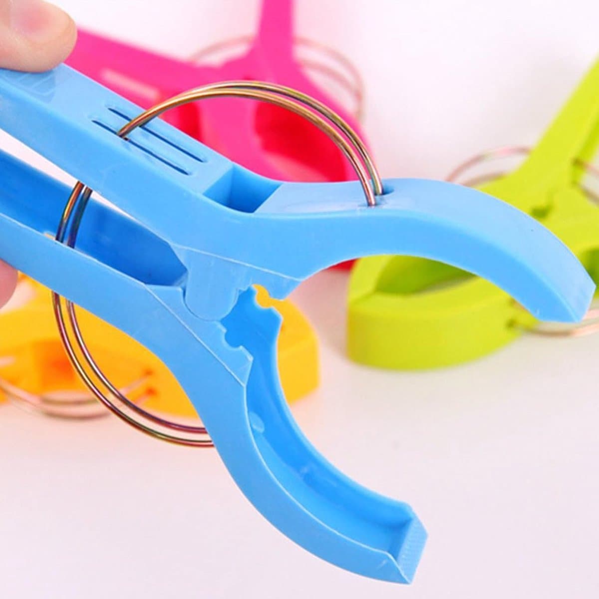 Benza – XXL Strandlakenknijpers – 8 stuks – 12 cm – Handdoekclips voor ligbed, strandstoel, campingstoel en waslijn – 4 kleuren — afbeelding 1