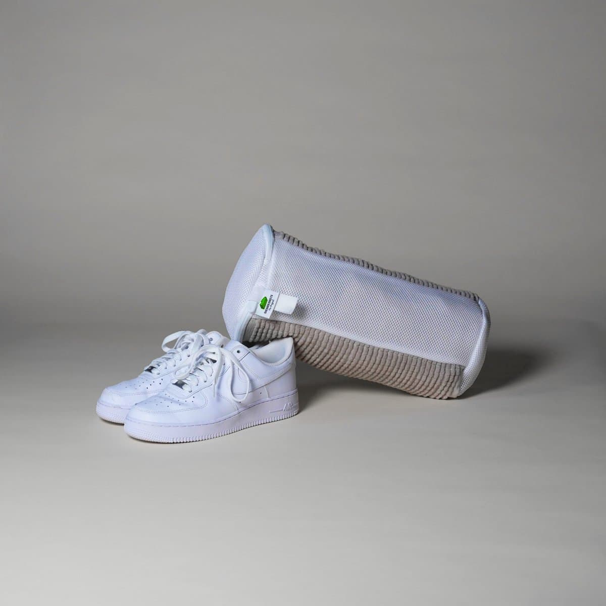 Waszak voor Sneakers - Waszak - Sneaker Care - Sneaker Verzorging - Houdt je Schoenen Intact - Beschermt je Wasmachine - Speciaal Ontwikkeld voor Sneakers - Schoenen veilig in wasmachine wassen - Schoenen wasmachine wassen — afbeelding 1