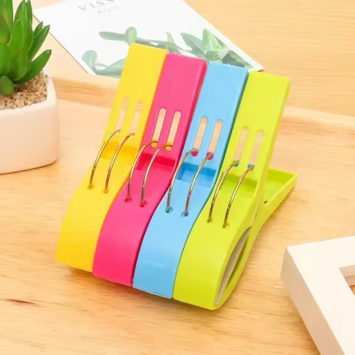 New Age Devi - Ultieme strandlaken accessoires: 4-delige set wasknijpers voor bad- en strandlakens - 12 cm gekleurde kunststof klemmen voor een stevige grip op je handdoek en dekbedhoes! — afbeelding 1