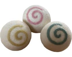Una Lomes Wasdrogerbollen. Wasdrogerballen. Drogerbollen. 100% wol. Duurzaam. Social Impact. Fair trade uit Nepal. Viltatelier. Sociale werkplaats. Energiebesparing. Geen plastic afval. Goed gevoel. Zacht voor je was, Lief voor onze wereld