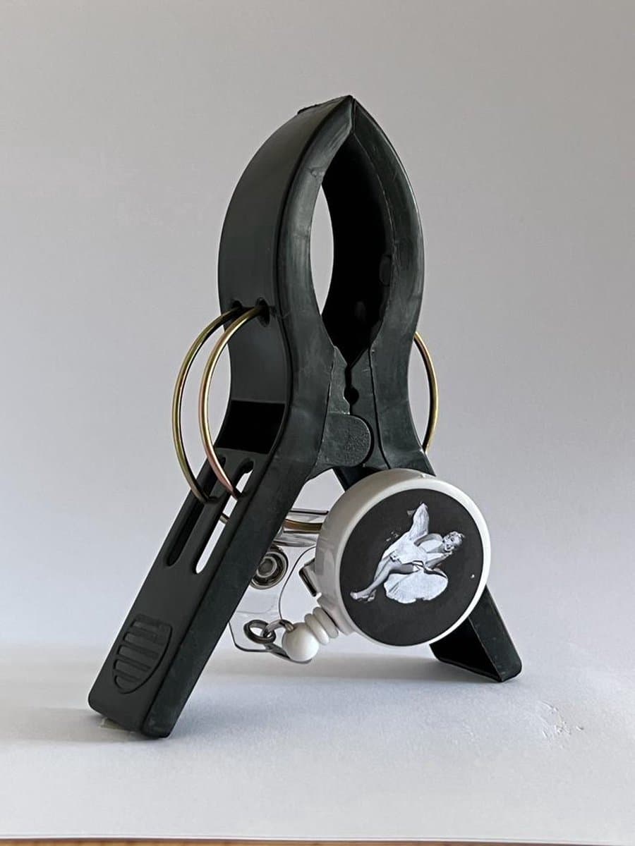 Anti-slipclip - Anti Slip Clip - Zwart - Fiets - Fietsclip - Opwaaiende Rokjes - Jurkjes - Fietsclip - Rokjesclip - Poncho's - Slipclip — afbeelding 1