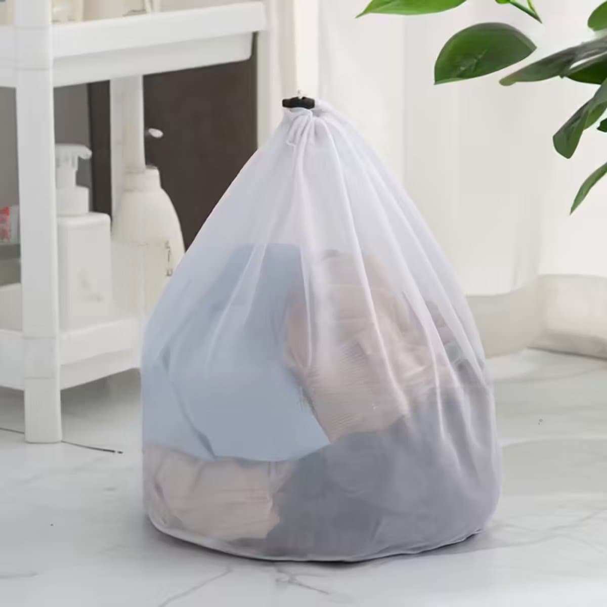 Een verdikte waszak van polyester mesh met trekkoord, geschikt voor gebruik op de universiteit, op reis en in de fabriek. Machinewasbaar. 40*50 cm — afbeelding 1