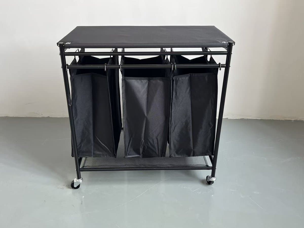 Wasverzamelaar met 3 vakken op wielen – Wasmand sorteerwagen met deksel – Verrijdbare wasmand – Zwart metalen frame — afbeelding 1